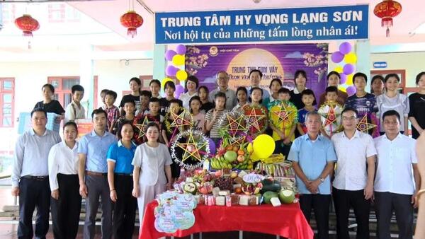 ĐOÀN CÔNG TÁC CỦA TỈNH VÀ XÃ HỮU LŨNG THĂM, TẶNG QUÀ TẠI TRUNG TÂM HY VỌNG LẠNG SƠN