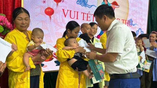 UBND xã tổ chức thăm hỏi, tặng quà các cháu thiếu nhi nhân dịp Trung thu năm 2025