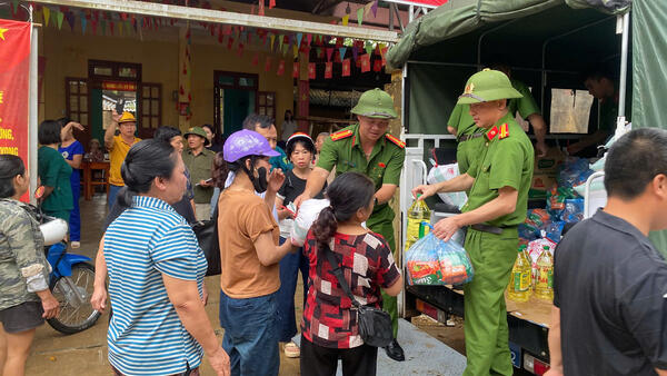 Công an xã Hữu Lũng tiếp tục đồng hành cùng nhân dân khắc phục hậu quả sau bão, trao quà “Nâng bước em đến trường”