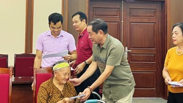 Hội đồng hương Hữu Lũng tại thành phố Lạng Sơn quà hỗ trợ cho các hộ dân bị thiệt hại do cơn bão số 11