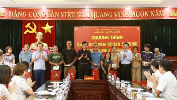 ĐOÀN CÔNG TÁC CỦA THƯỜNG TRỰC TỈNH UỶ, THĂM TẶNG QUÀ NGƯỜI DÂN BỊ THIỆT HẠI DO LŨ TẠI XÃ HỮU LŨNG