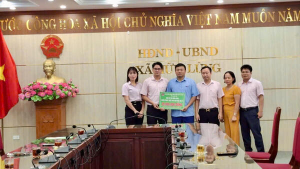 Ngân hàng Chính sách xã hội hỗ trợ xã Hữu Lũng khắc phục hậu quả sau cơn bão số 11