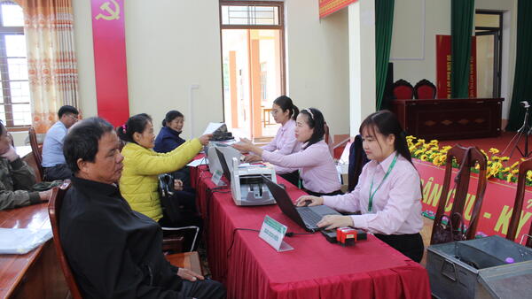 Phòng Giao dịch Ngân hàng Chính sách xã hội (NHCSXH) Hữu Lũng đẩy nhanh tiến độ giải ngân Cho vay chương trình tín dụng đối với người chấp hành xong án phạt tù vào tháng cuối năm 2025.