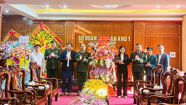 Lãnh đạo xã Hữu Lũng thăm, chúc mừng các đơn vị Quân đội nhân kỷ niệm 81 năm Ngày thành lập Quân đội Nhân dân Việt Nam