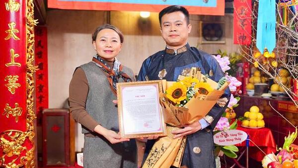 Đồng thầy Nguyễn Việt Hà đảm nhận vai trò thủ nhang Đền Phú Vị