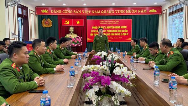 Đồng chí Đại tá Nguyễn Quang Huyên, Ủy viên BTV Đảng ủy, Phó Giám đốc Công an tỉnh thăm, chúc tết công an các đơn vị cụm số 7