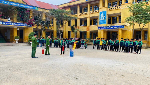 Công an xã Hữu Lũng tuyên truyền kiến thức pháp luật về PCCC, CNCH và phòng chống bạo lực học đường