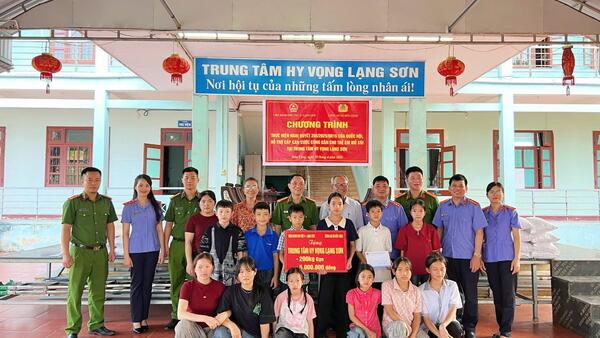 VKSND khu vực 4 - Lạng Sơn phối hợp thăm hỏi, tặng quà, cấp căn cước công dân cho trẻ em mồ côi tại Trung tâm Hy vọng Lạng Sơn