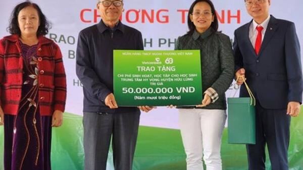 Vietcombank trao tặng 200 triệu đồng thực hiện chương trình An sinh Xã hội tại Hữu Lũng