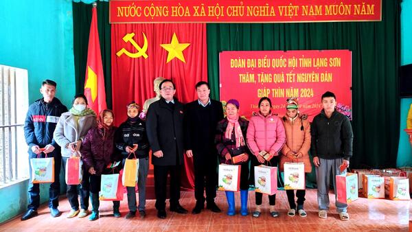 Đoàn Đại biểu Quốc hội tỉnh tặng quà tết tại huyện Hữu Lũng