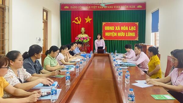 Kiểm tra, giám sát hoạt động ủy thác cho vay vốn Ngân hàng Chính sách xã hội huyện tại xã Hòa Lạc.