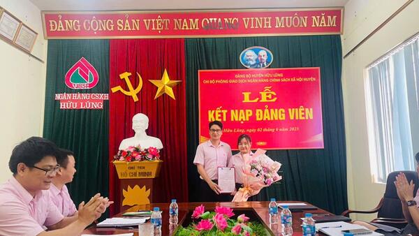 Chi bộ Phòng giao dịch Ngân hàng chính sách xã hội (NHCSXH) huyện Hữu Lũng kết nạp một Đảng viên mới