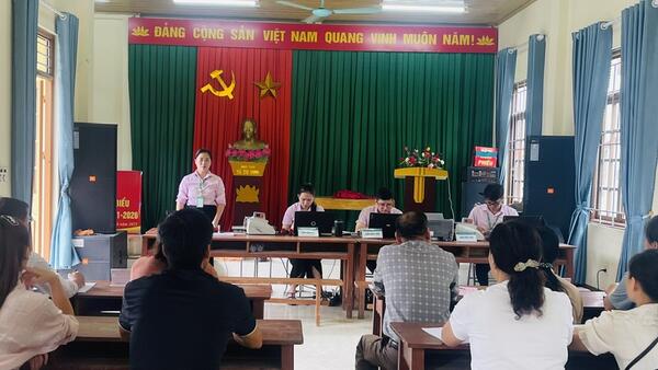 Phòng giao dịch ngân hàng chính sách xã hội (NHCSXH) Hữu Lũng thực hiện giao dịch tại điểm giao dịch Hô Sơn sau khi sáp nhập.