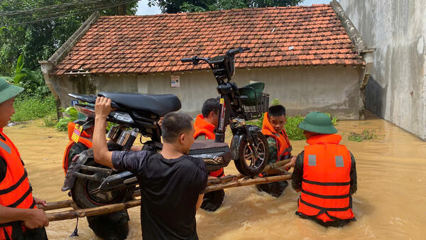 ĐÊM 21, RẠNG SÁNG NGÀY 22/8/2025: CÔNG AN XÃ HỮU LŨNG HIỆP ĐỒNG TÁC CHIẾN PHÒNG CHỐNG LŨ, LỤT.