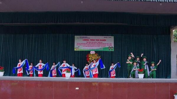 Tham quan doanh trại bộ đội của học sinh khối 5 tuổi xã Hữu Lũng