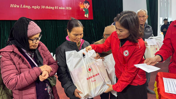 Trao tặng 300 suất quà Tết cho người dân vùng lũ tại xã Hữu Lũng