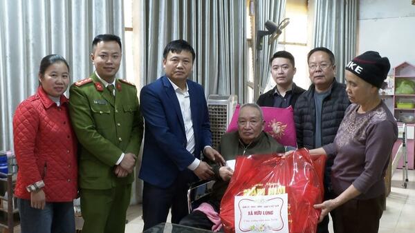 Đồng chí Chủ tịch UBND xã Hữu Lũng thăm, tặng quà các gia đình thương, bệnh binh nhân dịp tết Nguyên đán Bính Ngọ 2026