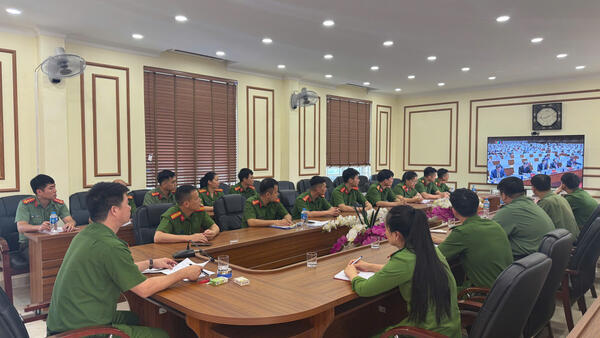 Công an xã Hữu Lũng tham gia Hội nghị trực tuyến nghiên cứu, học tập, quán triệt và triển khai thực hiện Nghị quyết Hội nghị lần thứ Hai Ban Chấp hành Trung ương Đảng khóa XIV