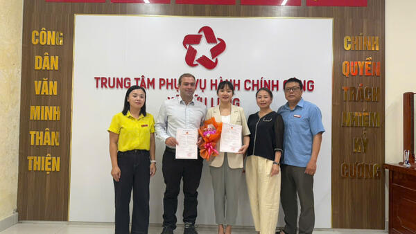 Trao Giấy chứng nhận kết hôn