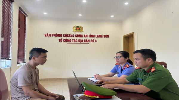 Kiểm sát viên VKSND khu vực 4 - Lạng Sơn tham gia hỏi cung bị can là người đi bộ vi phạm quy định về an toàn giao thông đường bộ gây tai nạn nghiêm trọng