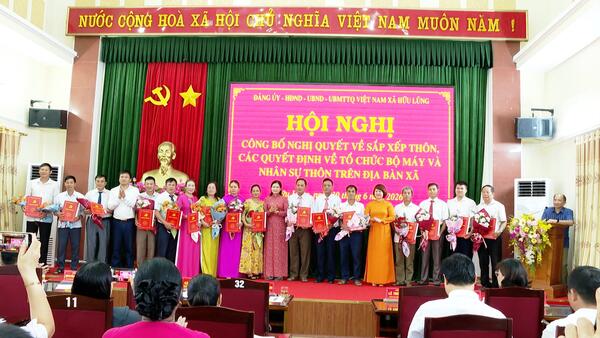 Xã Hữu Lũng công bố Nghị quyết về sắp xếp thôn, các quyết định về tổ chức bộ máy và nhân sự thôn trên địa bàn xã