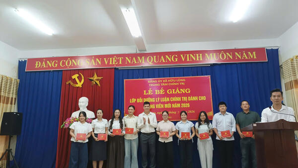 Lễ bế giảng lớp Bồi dưỡng lý luận chính trị dành cho đảng viên mới