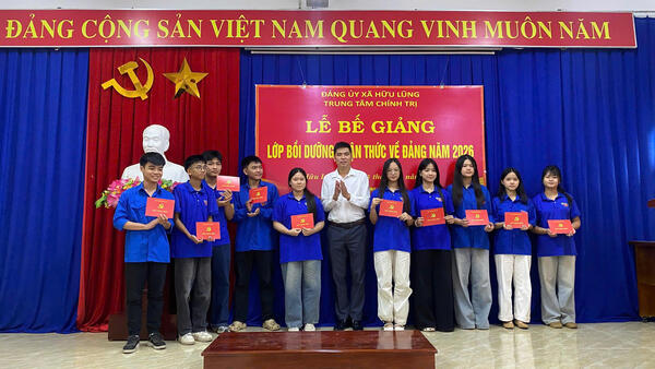 Trung tâm Chính trị xã Hữu Lũng bế giảng lớp Bồi dưỡng nhận thức về đảng lớp dành cho học sinh, sinh viên năm 2026