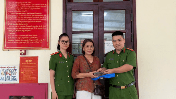 Công an xã Hữu Lũng trao trả 80 triệu đồng cho người dân để quên khi đến giải quyết thủ tục hành chính