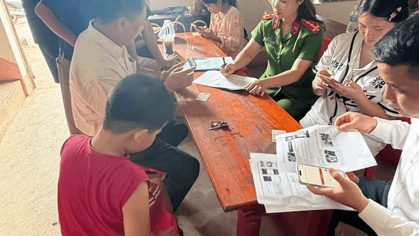 Công an xã Hữu Lũng triển khai “Chiến dịch mùa hè số cùng VNeID”, đồng hành cùng Nhân dân thực hiện Đề án 06