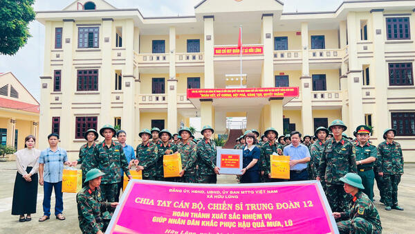 Xã Hữu Lũng gặp mặt, chia tay cán bộ, chiến sĩ Trung đoàn 12 sau khi hoàn thành nhiệm vụ hỗ trợ khắc phục hậu quả bão số 4