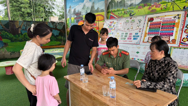 Công an xã Hữu Lũng đồng hành cùng nhà trường, vì một năm học an toàn