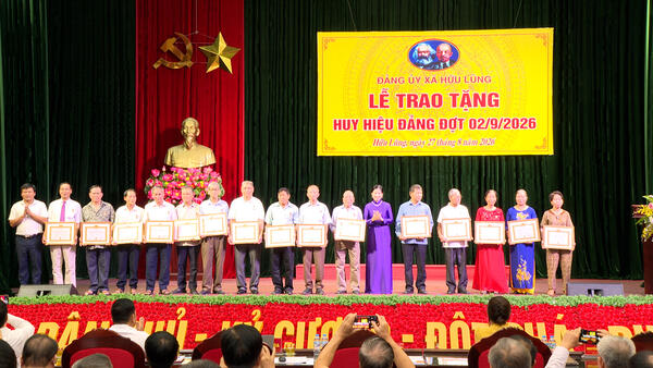 ĐẢNG UỶ XÃ HỮU LŨNG TỔ CHỨC LỄ TRAO TẶNG HUY HIỆU ĐẢNG ĐỢT 02/09/2026