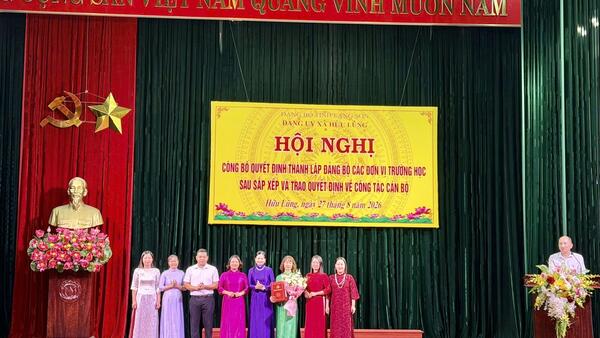 Đảng uỷ xã Hữu Lũng công bố Quyết định thành lập Đảng bộ các đơn vị trường học sau sắp xếp và trao Quyết định về công tác cán bộ
