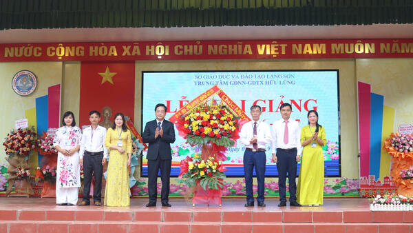 Đồng chí Chủ nhiệm Uỷ ban Kiểm tra Tỉnh ủy dự Lễ khai giảng năm học mới tại Trung tâm GDNN-GDTX Hữu Lũng