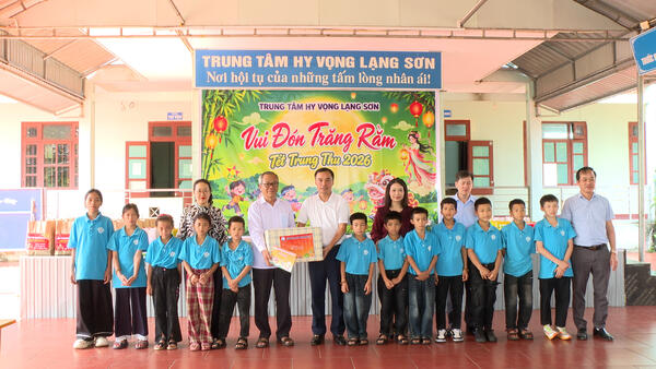 ĐOÀN CÔNG TÁC CỦA TỈNH TẶNG QUÀ TRUNG THU TẠI TRUNG TÂM HY VỌNG LẠNG SƠN
