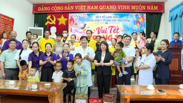 Hơn 150 xuất quà đã được trao tới tay các bệnh nhi đang điều trị tại Trung tâm Y tế khu vực Hữu Lũng trong dịp tết trung thu năm nay