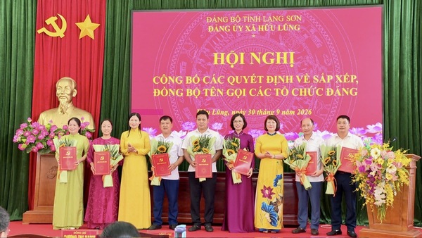 Đảng uỷ xã Hữu Lũng công bố các Quyết định về sắp xếp, đồng bộ tên gọi các tổ chức đảng