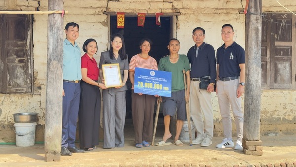 DOANH NHÂN TƯ NHÂN 1983 VIỆT NAM TRAO TẶNG 70 TRIỆU ĐỒNG CHO GIA ĐÌNH CHỊ HÀ THỊ NHỊ THÔN PHÚ VỊ XÃ HỮU LŨNG