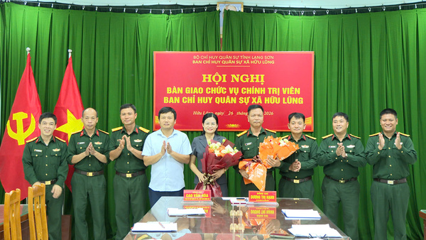 Xã Hữu Lũng tổ chức Hội nghị bàn giao chức vụ Chính trị viên Ban Chỉ huy Quân sự xã