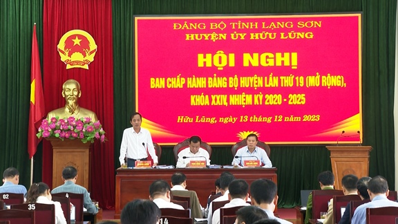 Đồng chí Bùi Quốc Khánh, Phó Bí thư Huyện uỷ, Chủ tịch UBND huyện duy trì phần thảo luận tại hội nghị.jpg