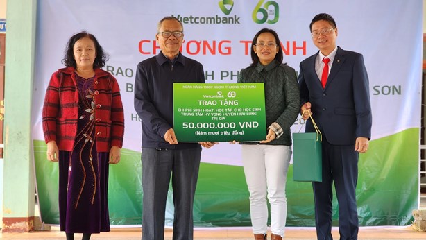 Vietcombank trao tặng số tiền 50 triệu đồng cho Trung tâm Hy vọng Lạng Sơn.jpg