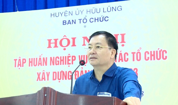 Đồng chí Đặng Văn Sáng - Trưởng Ban Tổ chức Huyện ủy phát biểu tại hội nghị.jpg
