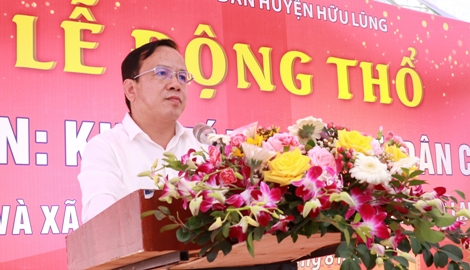 Đồng chí Phan Hồng Tiến, Tỉnh ủy viên, Bí thư Huyện ủy, Chủ tịch HĐND huyện phát biểu tại buổi lễ.jpg