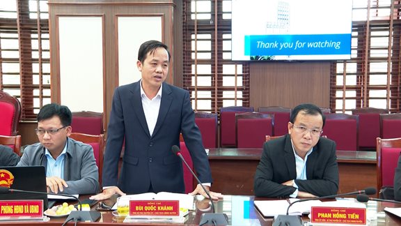 Đồng chí Bùi Quốc Khánh, Phó bí Thư Huyện uỷ, Chủ tịch UBND huyện phát biểu báo cáo về tình hình chung của huyện với đoàn công tác.jpg