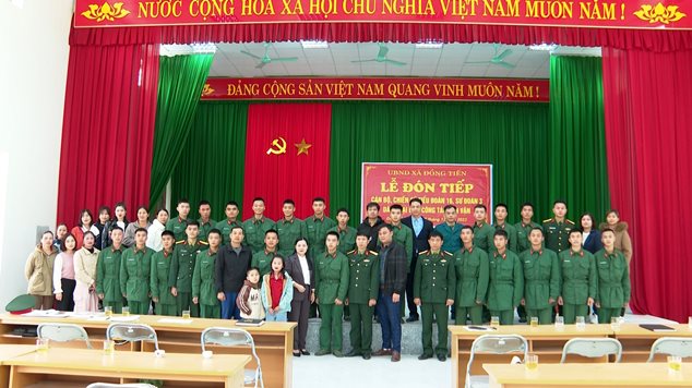 Các đại biểu chụp ảnh lưu niệm cùng cán bộ, chiến sỹ Tiểu đoàn 16 về làm công tác dân vận tại xã Đồng Tiến.jpg