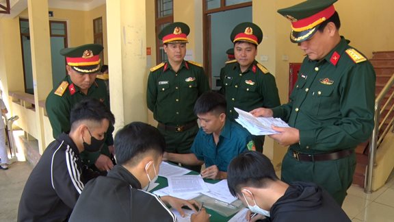 Đại tá Mai Xuân Phong, Phó Chỉ huy trưởng, Tham mưu trưởng, Bộ Chỉ huy Quân sự tỉnh Lạng Sơn kiểm tra tại xã Minh Sơn.jpg
