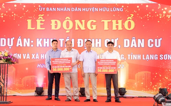 Đại diện đơn vị nhà thầu trao tiền ủng hộ xây dựng Nông thôn mới cho xã Hồ Sơn và xã Hòa Thắng.jpg