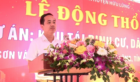 Đồng chí Bùi Quốc Khánh, Phó Bí thư Huyện ủy, Chủ tịch UBND huyện phát biểu tại buổi lễ 1.jpg
