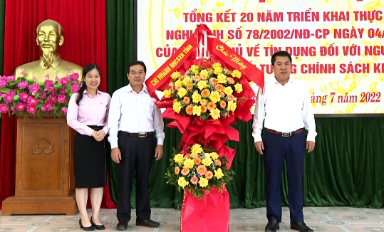 Lãnh đạo chi nhánh ngân hàng CSXH tỉnh Lạng Sơn tặng hoa chúc mừng.jpg