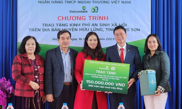 Vietcombank trao tặng số tiền 150 triệu đồng cho trường Mầm non xã Hữu Liên.jpg